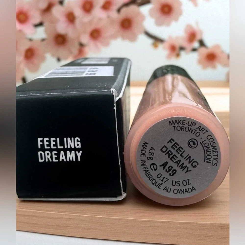 MAC FEELING DREAMY LIPGLASS. RARE. NEW IN BOX. LIMITED EDITION.